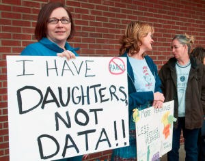 http://www.lcsun-news.com/las_cruces-news/ci_27625616/hundreds-las-cruces-students-protest-parcc-test